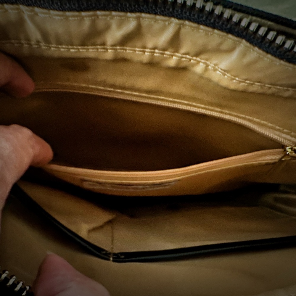 Vintage U.S. Polo Assn.Tan Interior crossbody purse - Picture 14 of 16